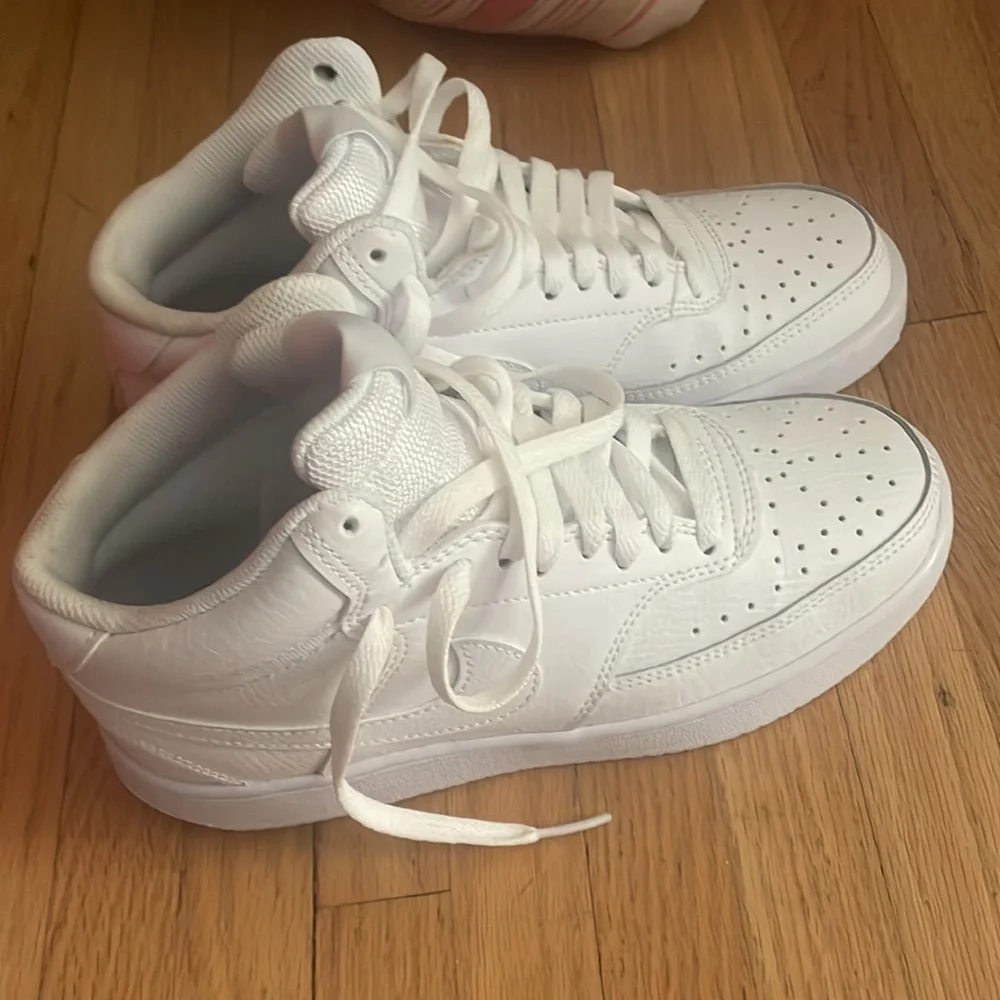 NWOT Nike women’s court shoes vision MID - Picture 2 of 7